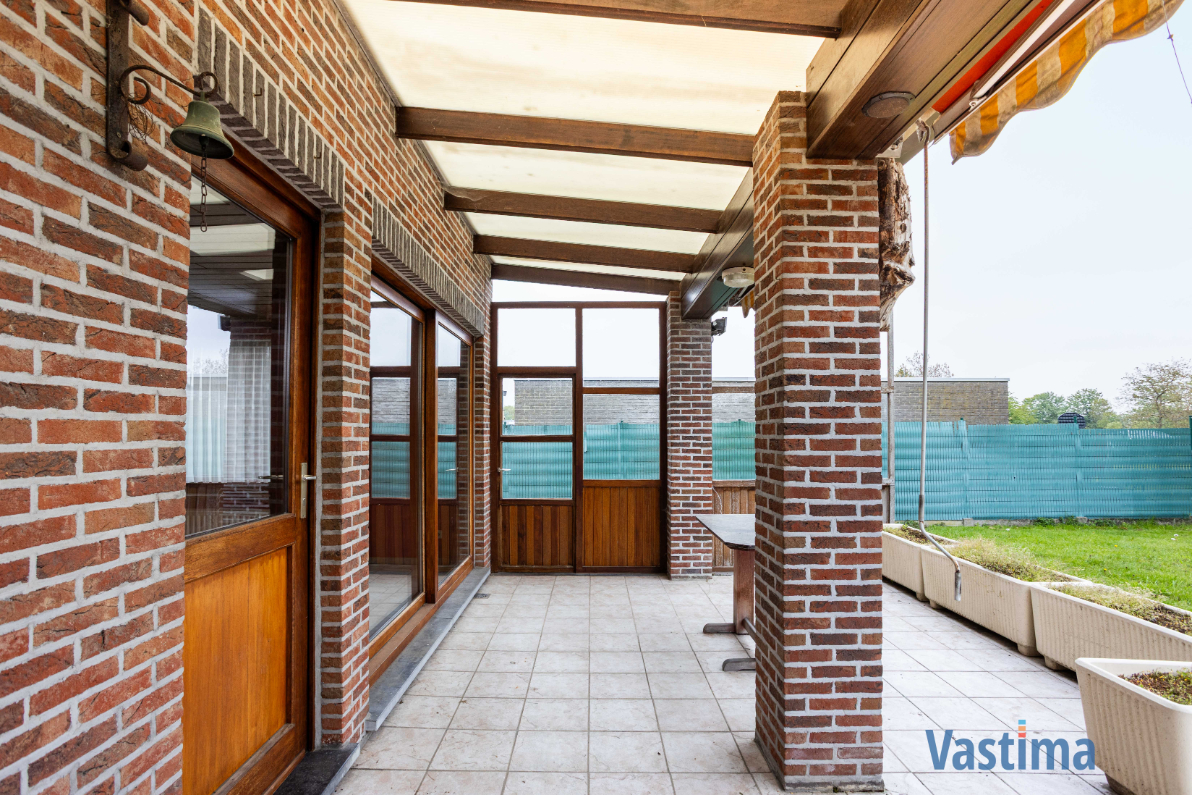 Immo Vastima - Huis Te koop Nieuwerkerken - Ruime halfopen bungalow met grote kelder, 3 slaapkamers en zonnige tuin